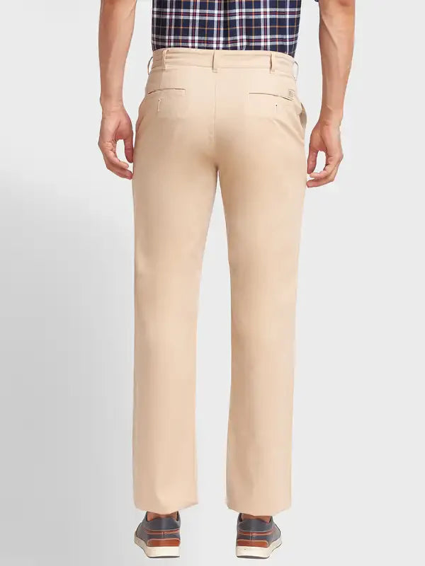 Men Fawn Contemporary Fit Solid Piece Dyed Cotton Blend Trouser