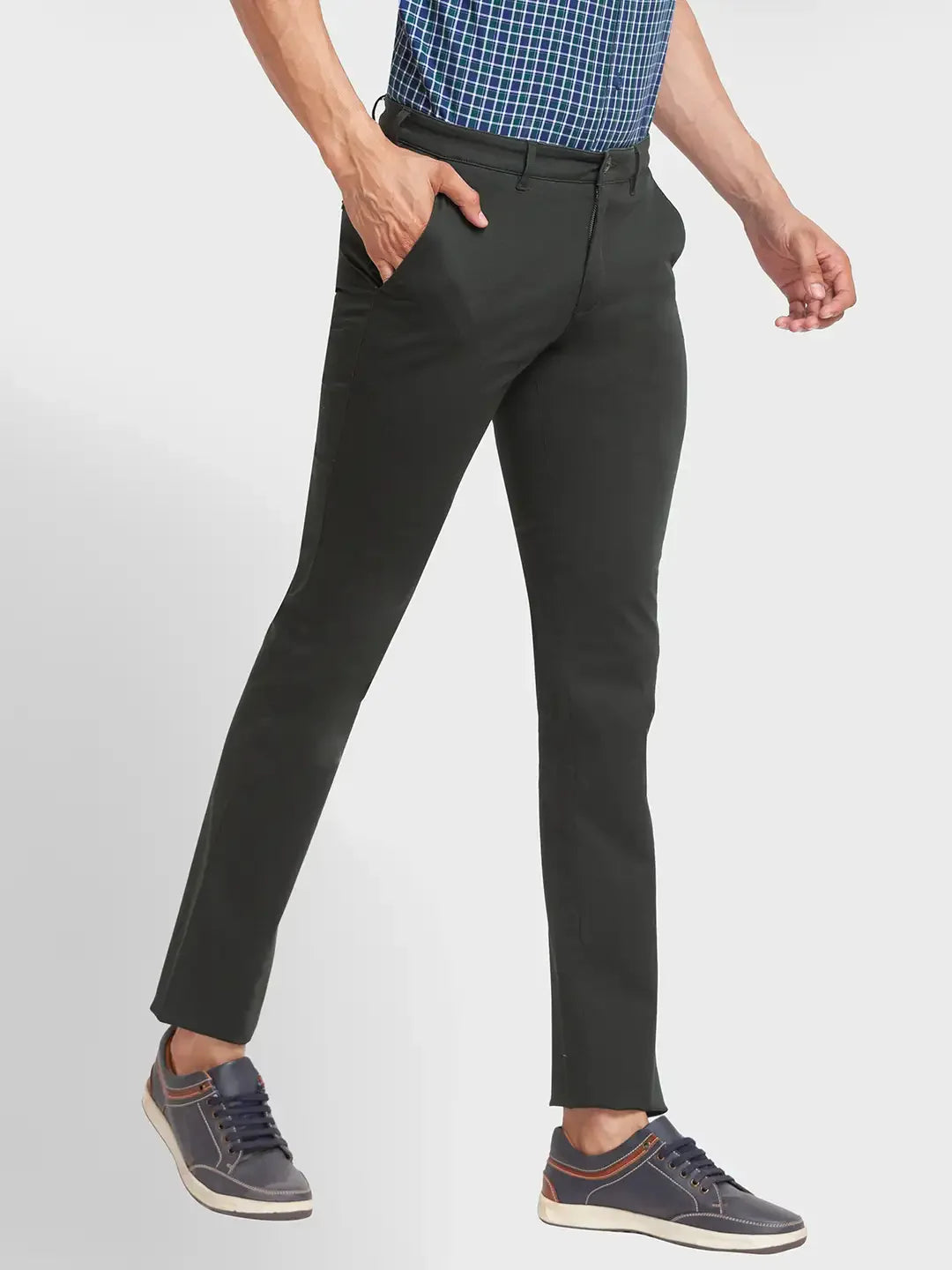 Men Green Contemporary Fit Solid Piece Dyed Polyester Blend Trouser