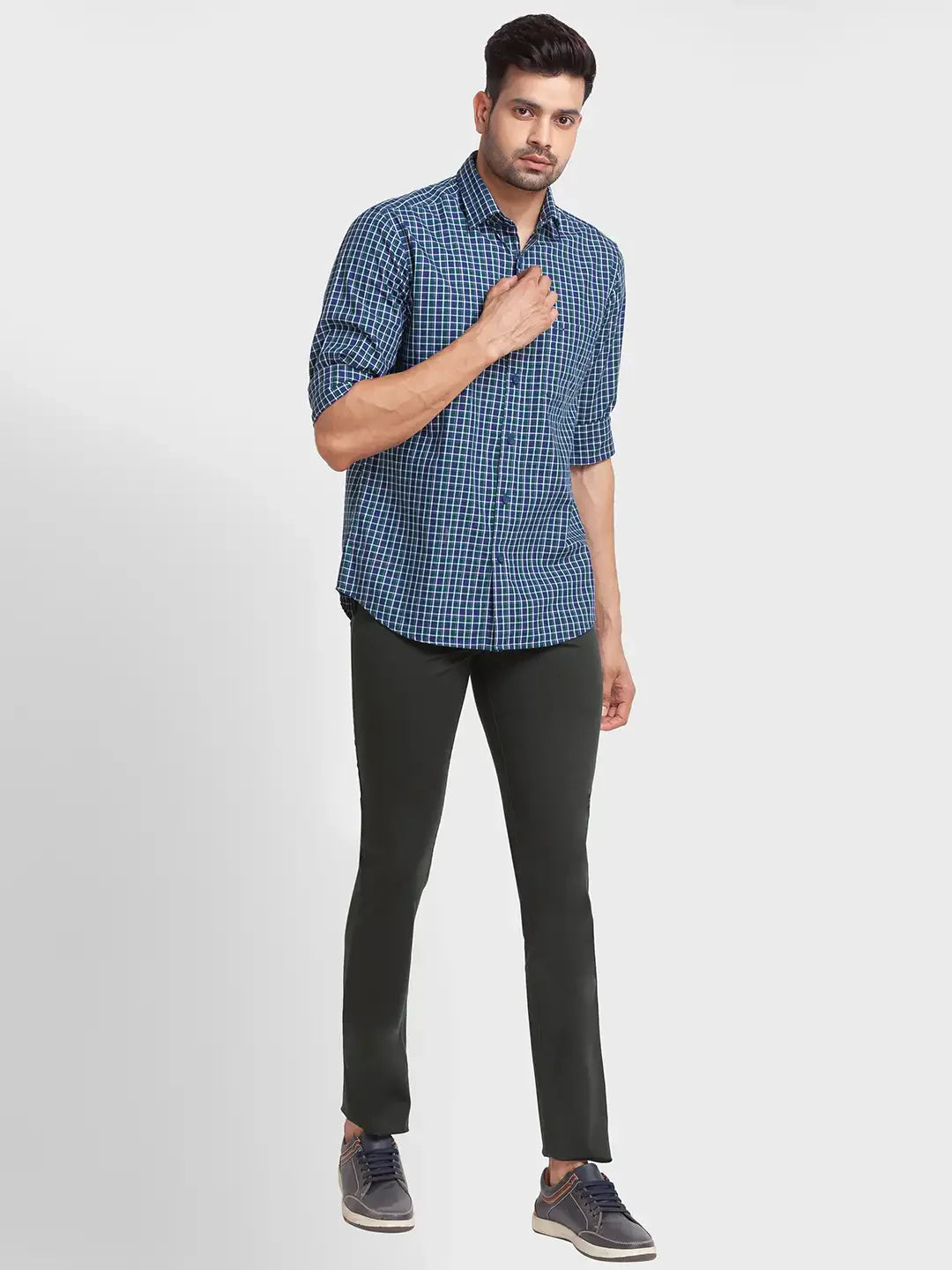 Men Green Contemporary Fit Solid Piece Dyed Polyester Blend Trouser