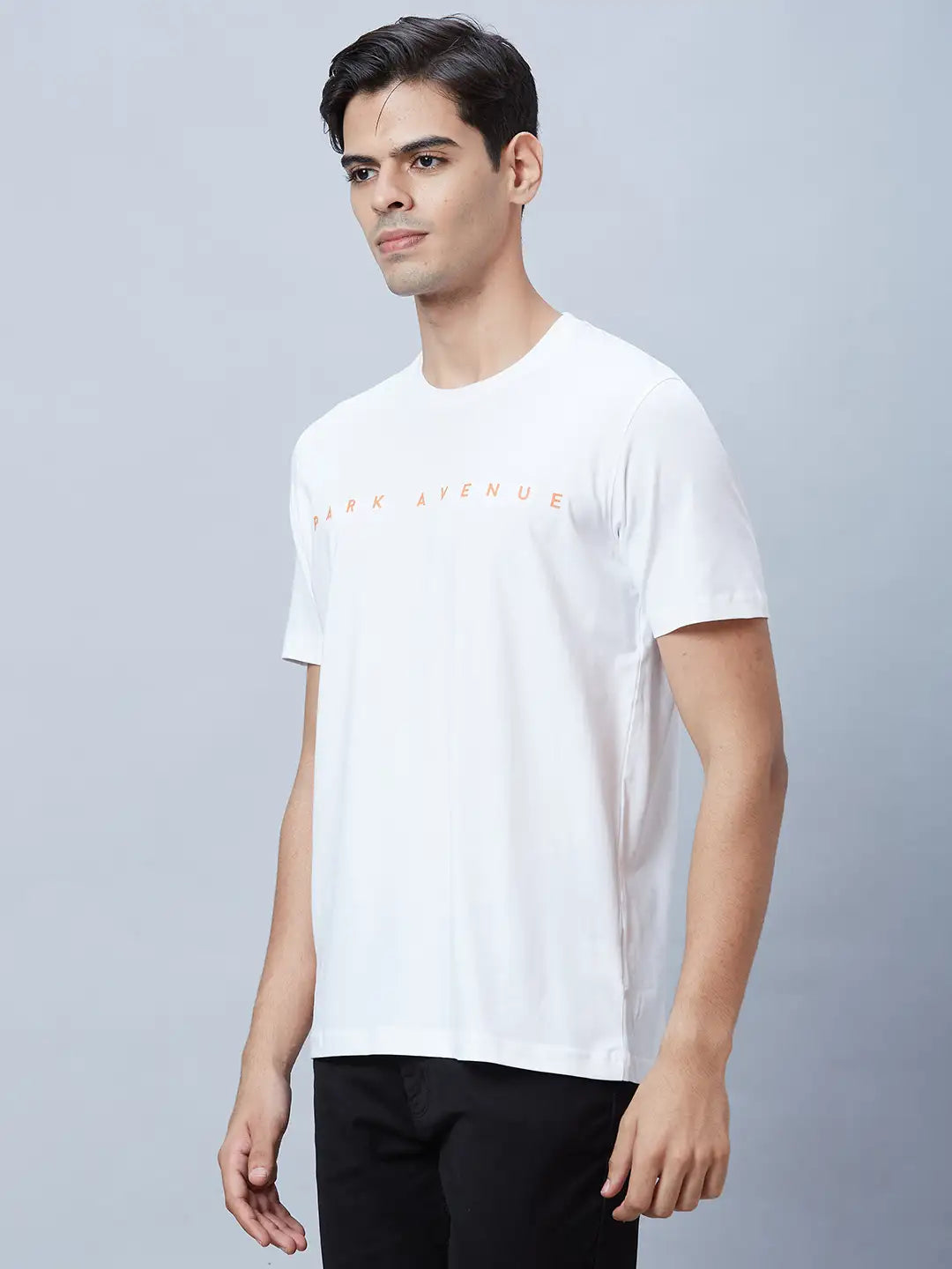 Men White Slim Fit Solid Cotton Blend T-Shirt