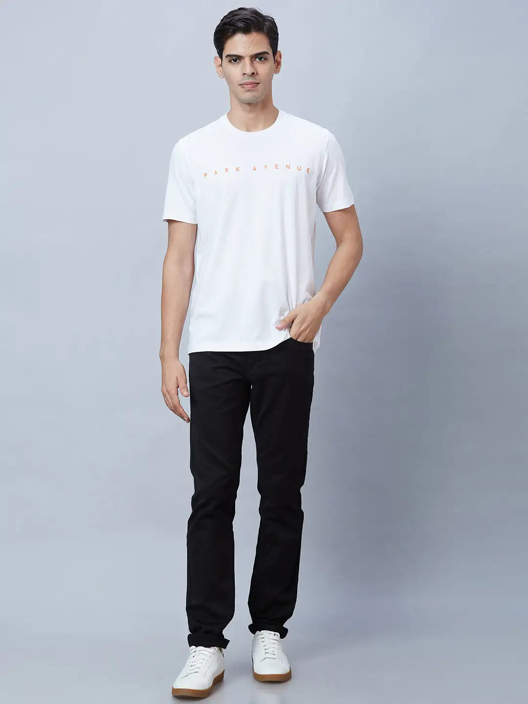 Men White Slim Fit Solid Cotton Blend T-Shirt