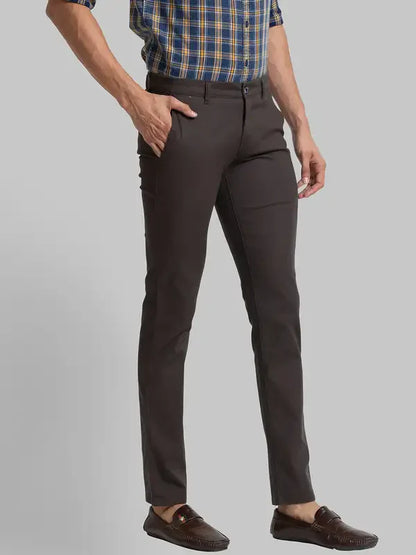 Men Green Low Rise Tapered Fit Solid Cotton Blend Trouser